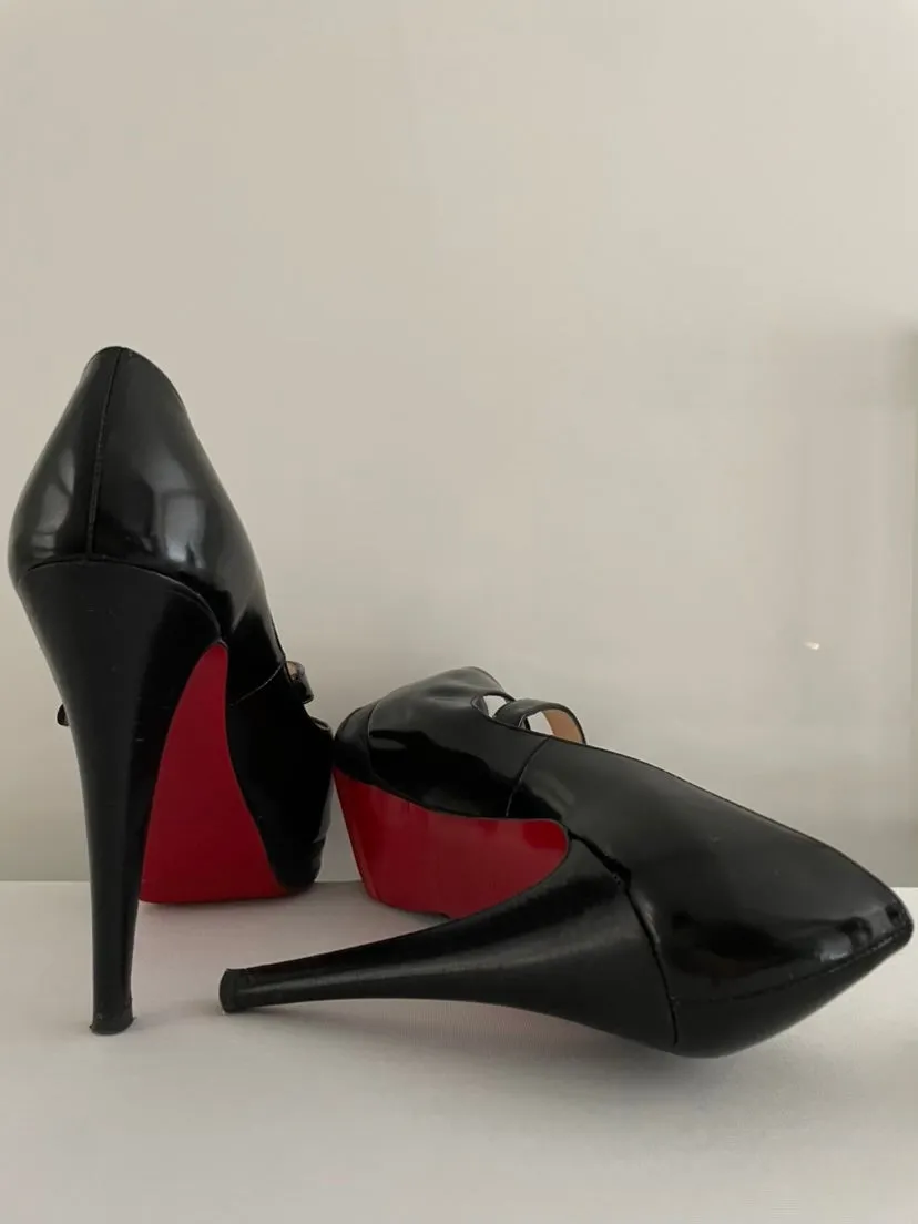 CHRISTIAN LOUBOUTIN
Black No Barre 130mm Patent Platform
Mary Jane Peep Toe Pumps